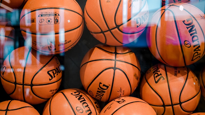 赛事新闻图片 - 足球运动员在雨中庆祝进球，场面激情四射